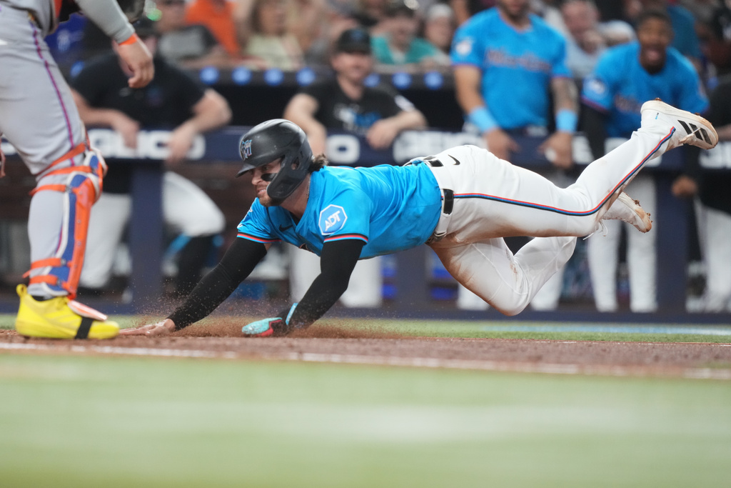 Miami Marlins' Connor Norby scores on a double hit by Eric Wagaman during the fourth inning of a baseball game against the New York Mets, Sunday, Sept. 28, 2025, in Miami. (AP Photo/Lynne Sladky)