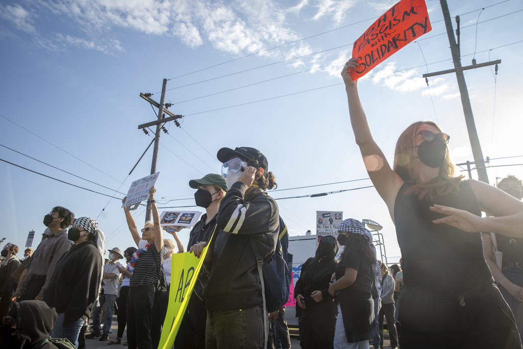 Protesters demonstrate outside of the Immigration and Customs Enforcement facility in Broadview, Ill., Friday, Sept. 19, 2025. (Zubaer Khan/Chicago Sun-Times via AP)