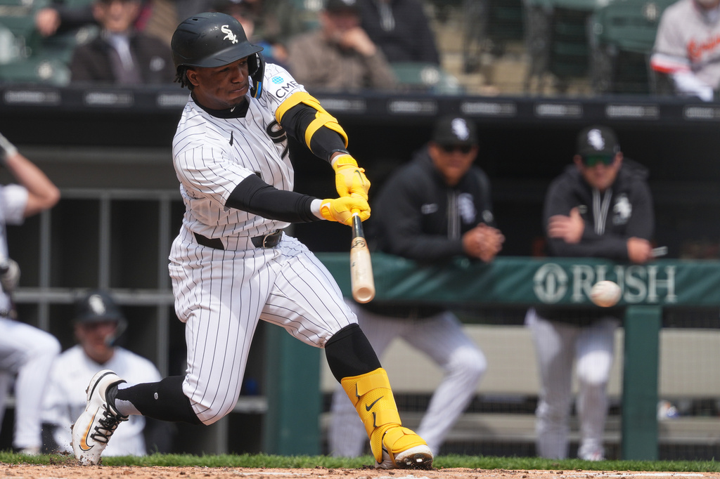 Chicago White Sox's Luisangel Acuña hits a one-run single during the second inning of a baseball game against the Baltimore Orioles in Chicago, Wednesday, April 8, 2026. (AP Photo/Nam Y. Huh)