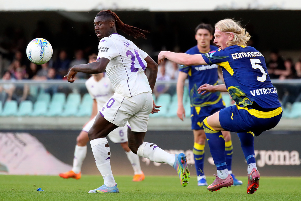 Fiorentina's Moise Kean, left, and Verona's Andrias Edmundsson in action during the Serie A soccer match between Hellas Verona and Fiorentina in Verona, Italy, Saturday April 4, 2026. (Paola Garbuio/LaPresse via AP)