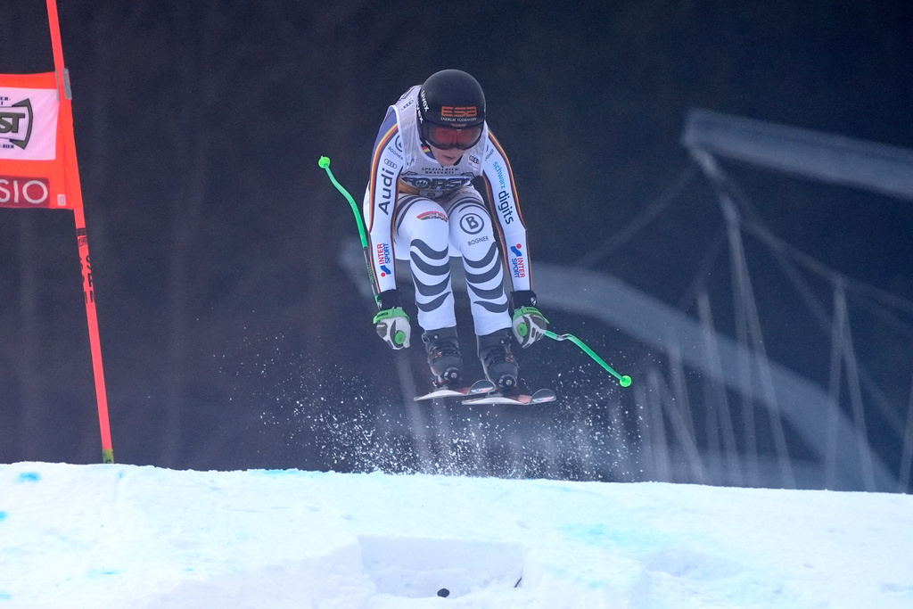 Germany's Kira Weidle Winkelmann speeds down the course during an alpine ski, women's World Cup downhill, in Tarvisio, Italy, Saturday, Jan. 17, 2026. (AP Photo/Giovanni Auletta)