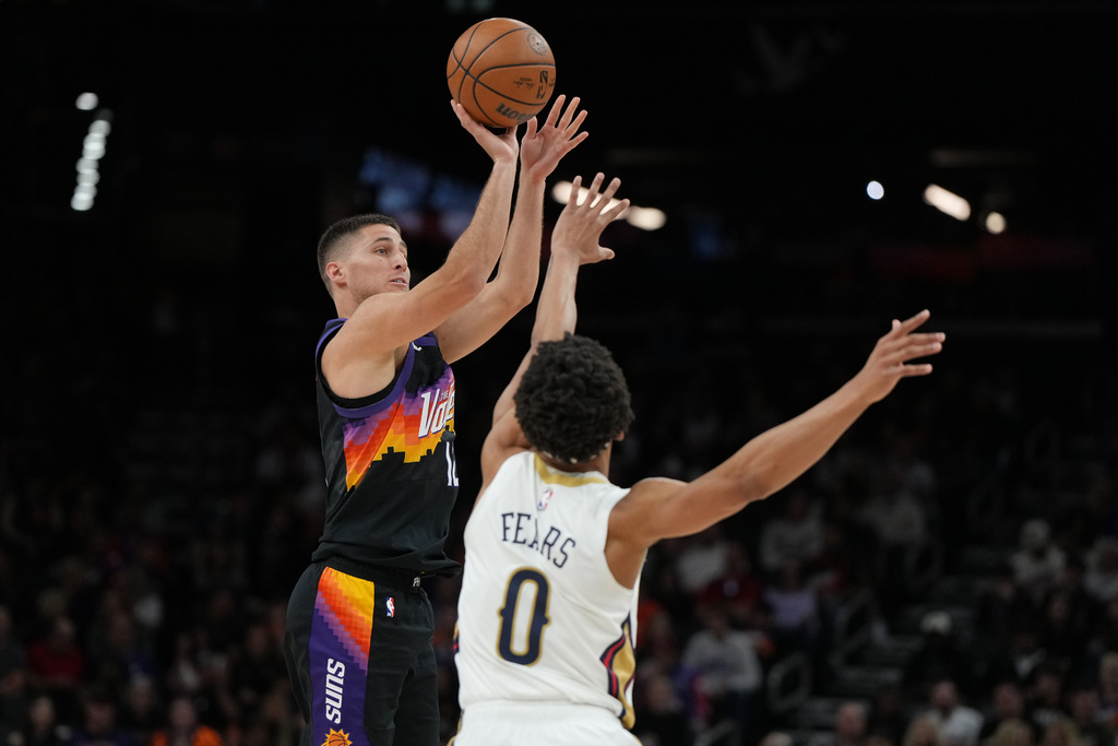 Phoenix Suns guard Collin Gillespie shoot over New Orleans Pelicans guard Jeremiah Fears (0) during the second half of an NBA basketball game, Friday, March 6, 2026, in Phoenix. (AP Photo/Rick Scuteri)