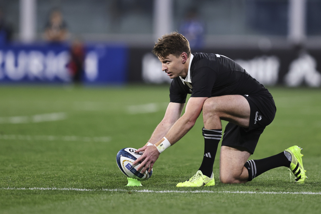 New Zealand's All Blacks Beauden Barrett prepares to kick a penalty against Argentina's Los Pumas during a rugby championship match at Mario Alberto Kempes stadium in Cordoba, Argentina, Saturday, Aug. 16, 2025. (AP Photo/Nicolas Aguilera)