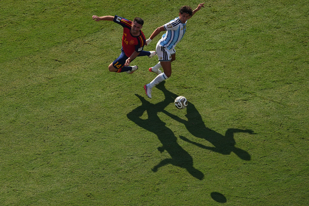 Spain's Aymeric Laporte (14) and Argentina's Giuliano Simeone (17) fight for the ball during the World Cup final soccer match between Spain and Argentina in East Rutherford, N.J., near New York, Sunday, July 19, 2026. (AP Photo/Matt Rourke)
