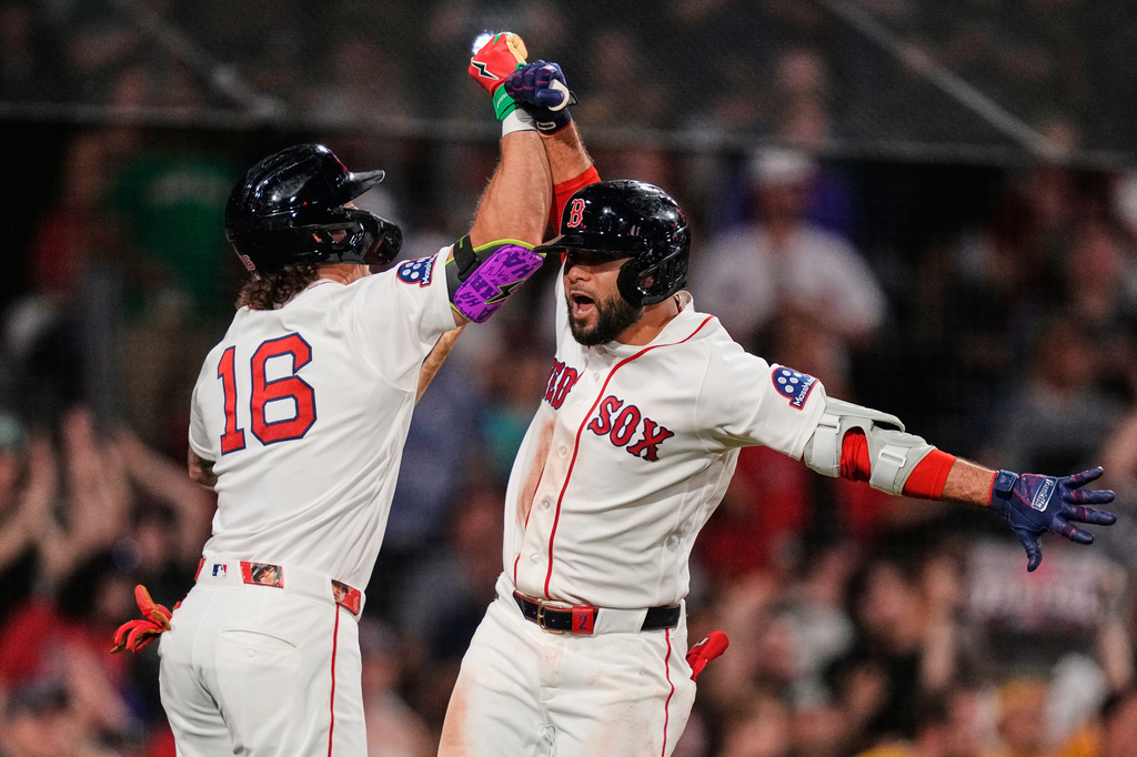Boston Red Sox's Isiah Kiner-Falefa, right, celebrates with Jarren Duran (16) after his solo home run during the sevent inning of a baseball game against the Atlanta Braves', Tuesday, May 26, 2026, in Boston. (AP Photo/Charles Krupa)