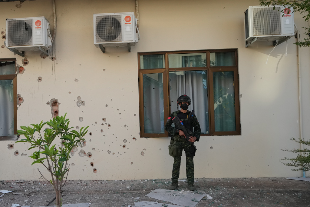 A Thai soldier keeps guard outside a scam center in O'Smach, Cambodia, Monday, Feb. 2, 2026, (AP Photo/Sakchai Lalit)