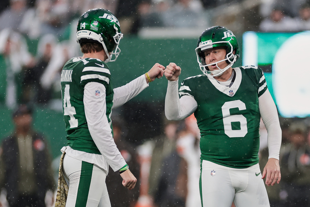 New York Jets place kicker Nick Folk, right, is congratulated by Austin McNamara (14) after kicking a field goal in the second half of an NFL football game against the Cleveland Browns, Sunday, Nov. 9, 2025, in East Rutherford, N.J. (AP Photo/Adam Hunger)