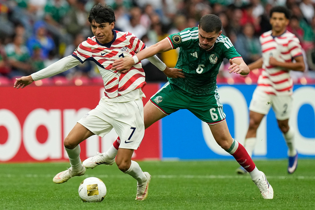 United States' Jaidyn Contreras, left, and Mexico's Henrique Simeone fight for the ball during the CONCACAF U-20 final soccer match in Mexico City, Sunday, Aug. 9, 2026. (AP Photo/Fernando Llano)