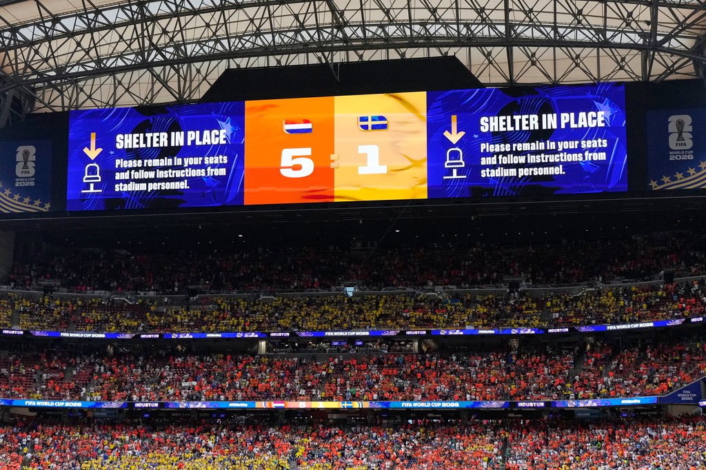 The video screen shows the final score and a Shelter in Place order due to the weather at the the end of the World Cup Group F soccer match between the Netherlands and Sweden in Houston, Saturday, June 20, 2026. (AP Photo/Ashley Landis)