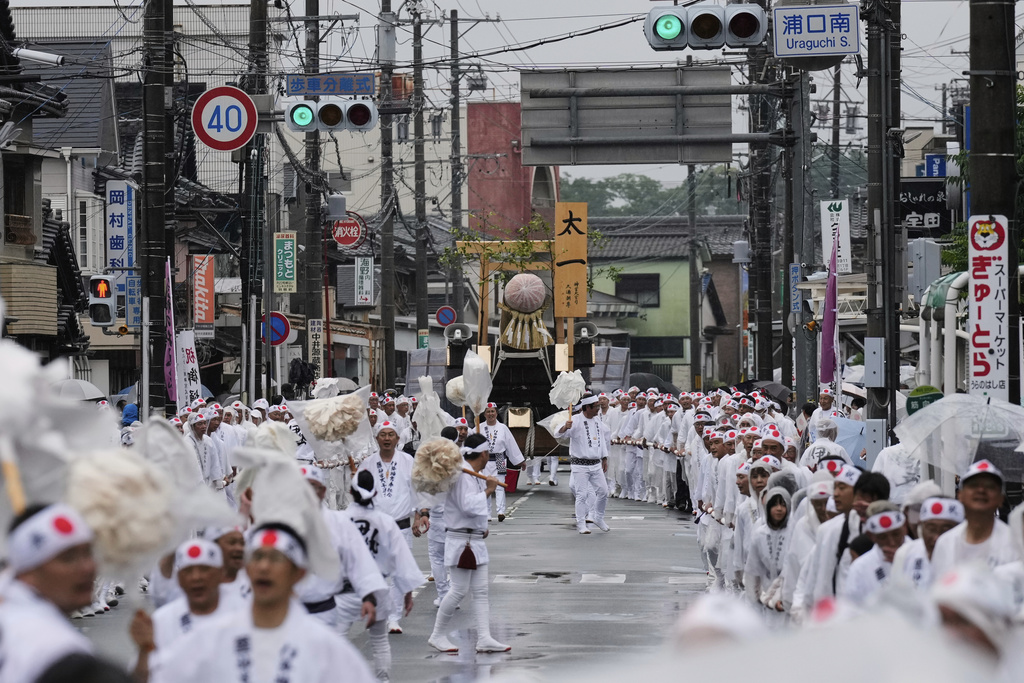 People pull a sacred timber towards Toyoukedaijingu, also known as Geku, or the outer sanctuary of the Ise Jingu shrine complex, during Mihishirogi Hoeishiki, a ceremony of the Shikinen Sengu ritual to rebuild its main structures for Shinto deities, in Ise, central Japan, Tuesday, June 10, 2025. (AP Photo/Hiro Komae)