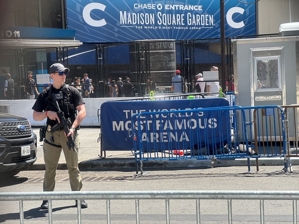 A Secret Service agent stands watch outside Madison Square Garden in New York, Monday, June 8, 2026, as President Donald Trump is set to attend Game 3 of the NBA Finals basketball series between the New York Knicks and the San Antonio Spurs. (AP Photo/Ted Shaffrey)