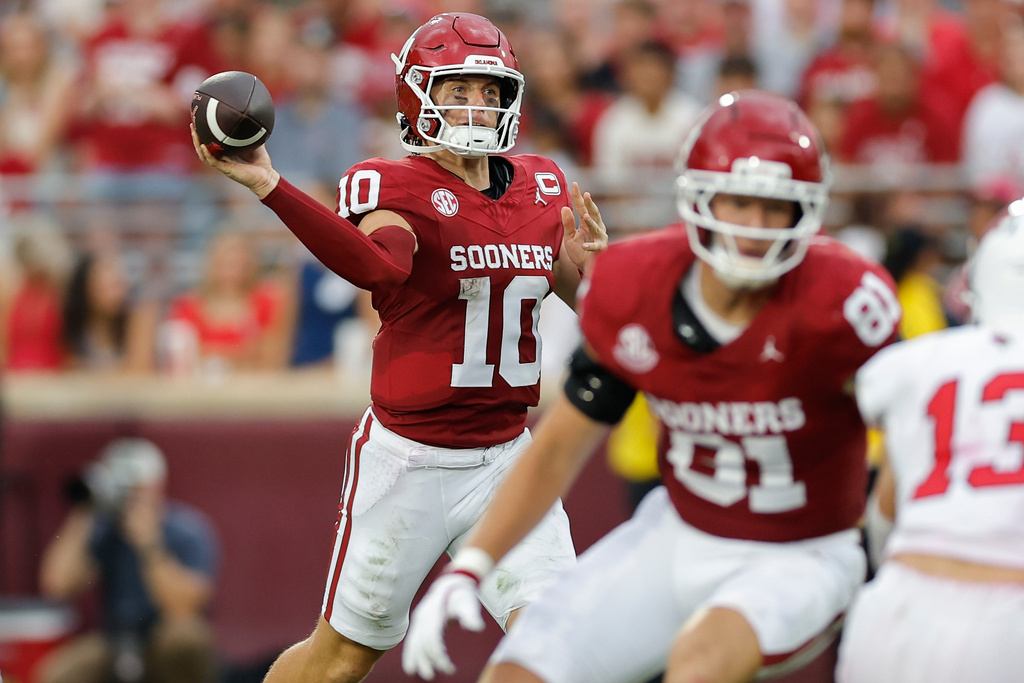 Oklahoma quarterback John Mateer (10) throws a pass against Illinois State during the first half of an NCAA college football game, Saturday, Aug. 30, 2025, in Norman, Okla. (AP Photo/Alonzo Adams)