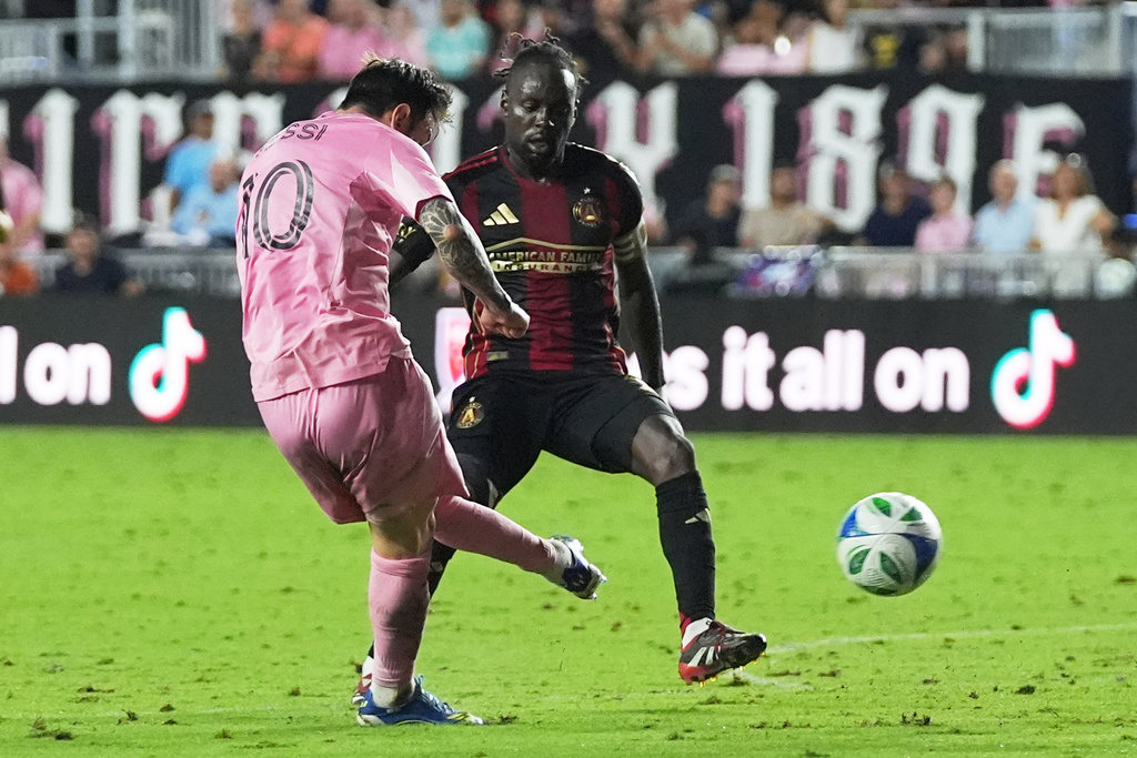 Inter Miami forward Lionel Messi (10) scores a goal during the first half of an MLS soccer match against Atlanta United, Saturday, Oct. 11, 2025, in Fort Lauderdale, Fla. (AP Photo/Lynne Sladky)