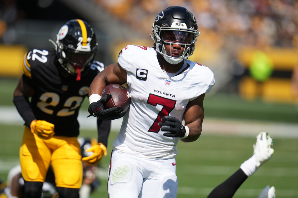 Atlanta Falcons running back Bijan Robinson (7) runs in for a touchdown during an NFL football game against the Pittsburgh Steelers, Sunday, Sept. 13, 2026, in Pittsburgh. (AP Photo/Gene J. Puskar)