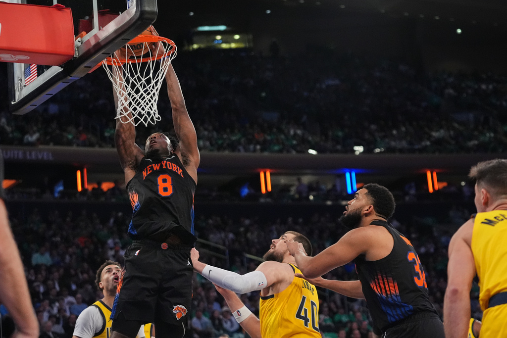 New York Knicks' Og Anunoby (8) dunks the ball in front of Indiana Pacers' Ivica Zubac (40) and teammate Karl-Anthony Towns (32) during the second half of an NBA basketball game Tuesday, March 17, 2026, in New York. (AP Photo/Frank Franklin II)