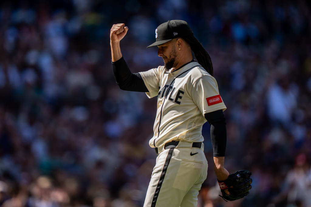 Seattle Mariners relief pitcher Luis Castillo pumps his fist while walking off the field during the 10th inning of a baseball game against the Arizona Diamondbacks, Sunday, May 31, 2026, in Seattle. (AP Photo/Stephen Brashear)