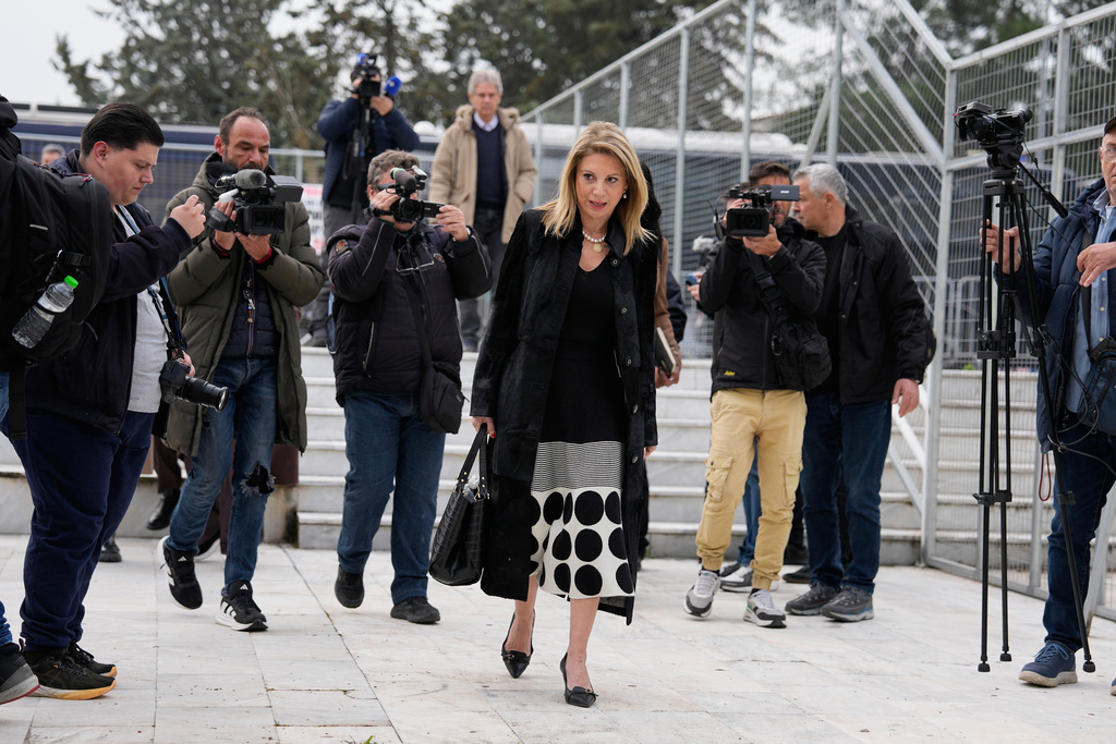 Maria Karystianou, center, mother of 21-year-old Maria-Thomai, a victim of the Tempi train crash, arrives at the court in Larissa, Greece, Monday, March 23, 2026. (AP Photo/Thanassis Stavrakis)