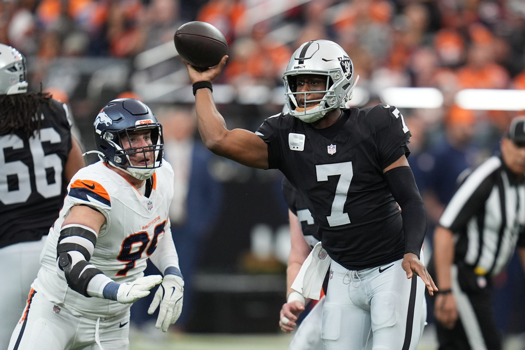 Las Vegas Raiders quarterback Geno Smith (7) passes against the Denver Broncos during the first half of an NFL football game in Las Vegas, Sunday, Dec. 7, 2025. (AP Photo/Gregory Bull)