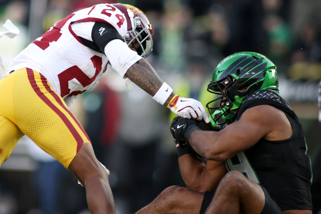 Oregon tight end Kenyon Sadiq, right, catches a pass for a touchdown while guarded by Southern California safety Christian Pierce (24) during the second half of an NCAA college football game Saturday, Nov. 22, 2025, in Eugene, Ore. (AP Photo/Lydia Ely)