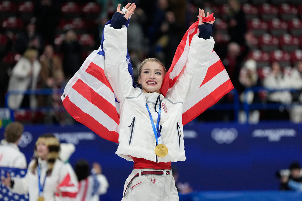 La estadounidense Amber Glenn celebra con su medalla de oro en la prueba de equipos de patinaje artístico en los Juegos Olímpicos de Invierno, el domingo 8 de febrero de 2028, en Milán. (AP Foto/Ashley Landis)