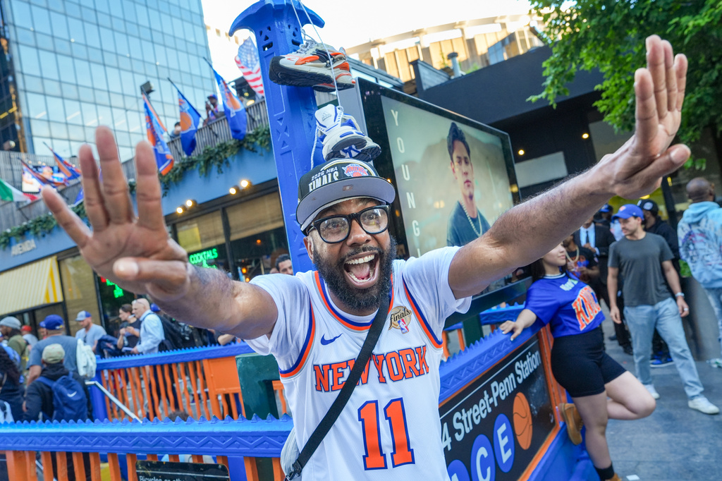 A New York Knicks fan gestures outside of Madison Square Garden ahead of Game 3 of the NBA Finals basketball series, Monday, June 8, 2026, in New York. (AP Photo/Ryan Murphy)