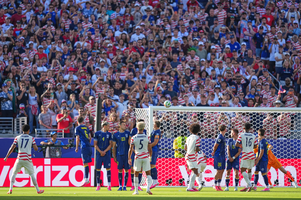 United States' Malik Tillman, left, scores his team's second goal from a free kick during the World Cup round of 32 soccer match between the United States and Bosnia in Santa Clara, Calif., near San Francisco, Wednesday, July 1, 2026. (AP Photo/Julio Cortez)