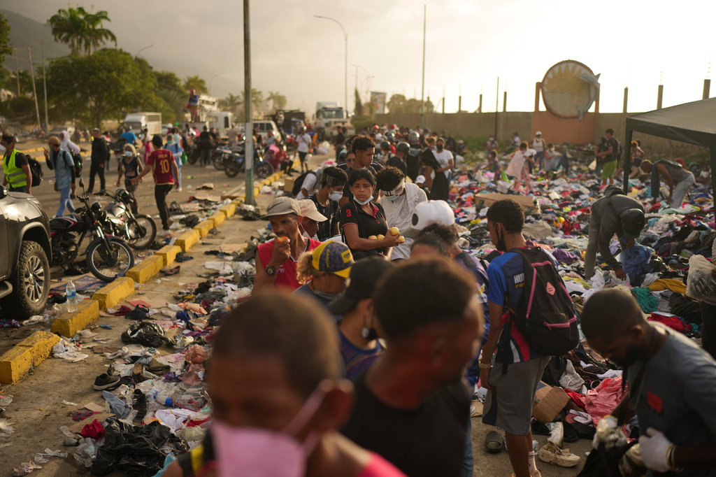People affected by the earthquake line up for food in La Guaira, Venezuela, Saturday, June 27, 2026.(AP Photo/Matias Delacroix)