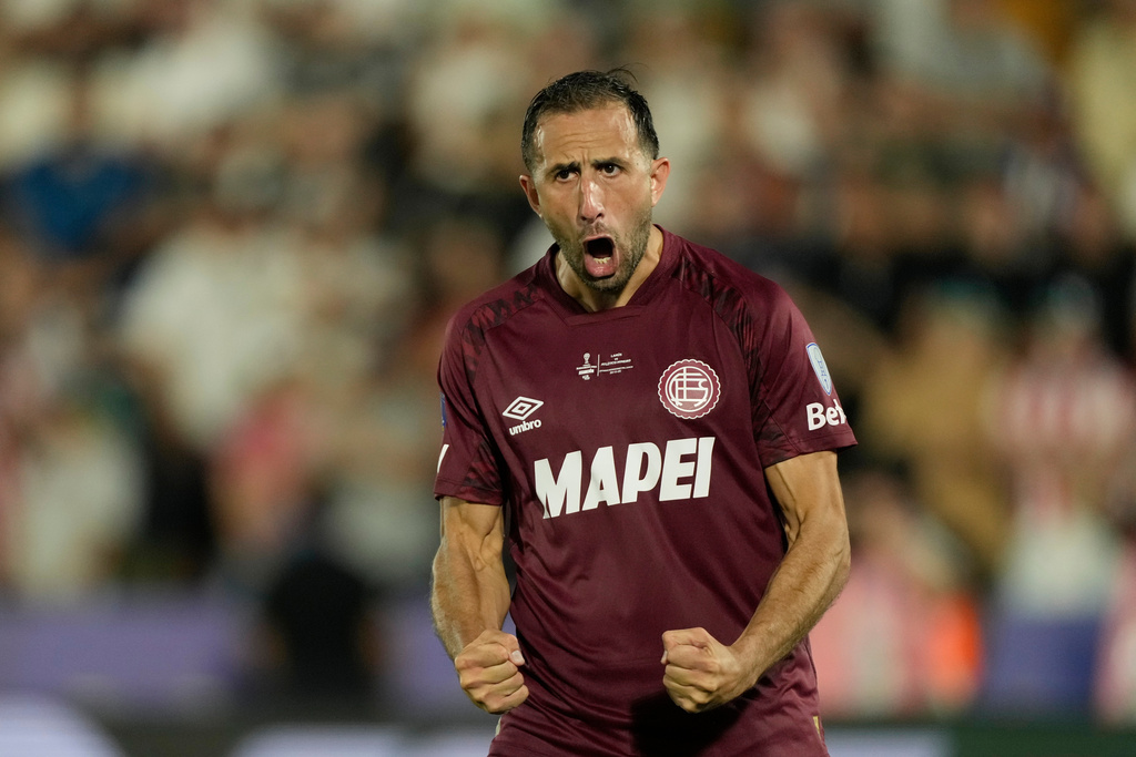 Carlos Izquierdoz of Argentina's Lanus celebrates scoring against Brazil's Atletico Mineiro in a penalty shootout during the Copa Sudamericana final soccer match in Asuncion, Paraguay, Saturday, Nov. 22, 2025. (AP Photo/Gustavo Garello)