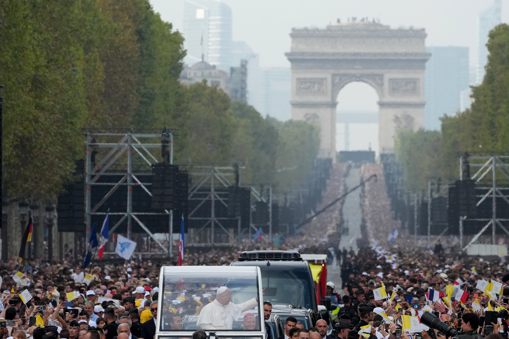 Pope Leo XIV greets faithful as he arrives to celebrate mass at Place de la Concorde, Paris, Saturday, Sept. 26, 2026. (AP Photo/Gregorio Borgia)