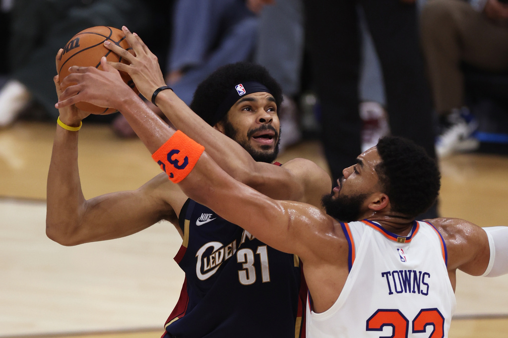 New York Knicks center Karl-Anthony Towns (32) defends against Cleveland Cavaliers center Jarrett Allen (31) during the first half of Game 3 in the Eastern Conference finals NBA basketball playoffs series in Cleveland, Saturday, May 23, 2026. (AP Photo/Tim Phillis)