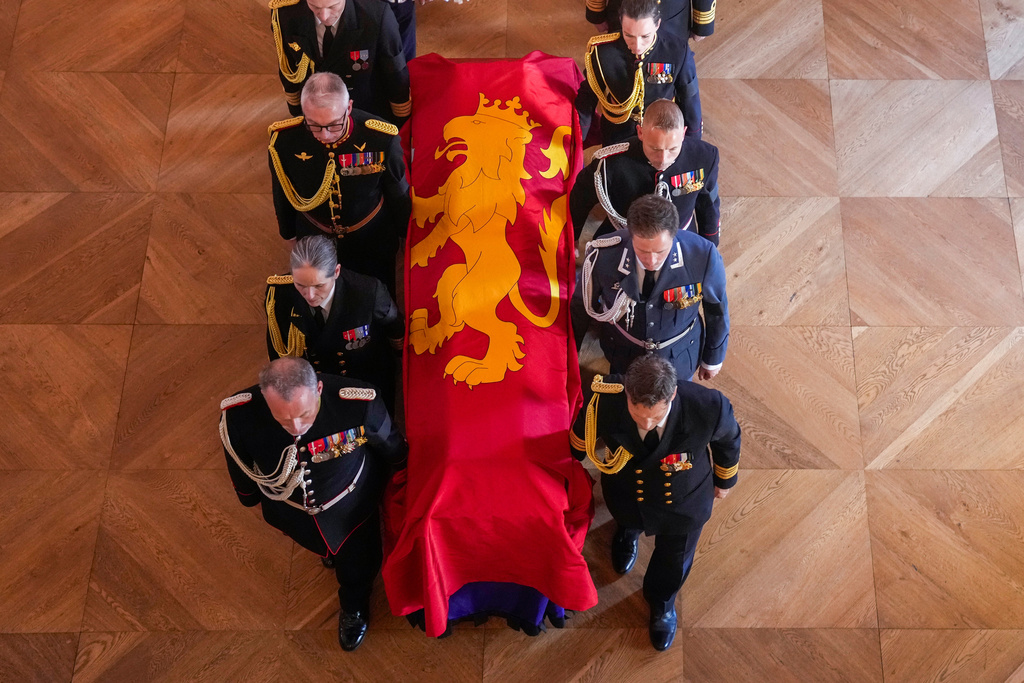 Norway's King Harald V's coffin is moved by King Harald's family and court staff from the Red Salon to the Palace Chapel in Oslo, Monday, Aug. 31, 2026. (Javad Parsa/Pool Photo via AP)