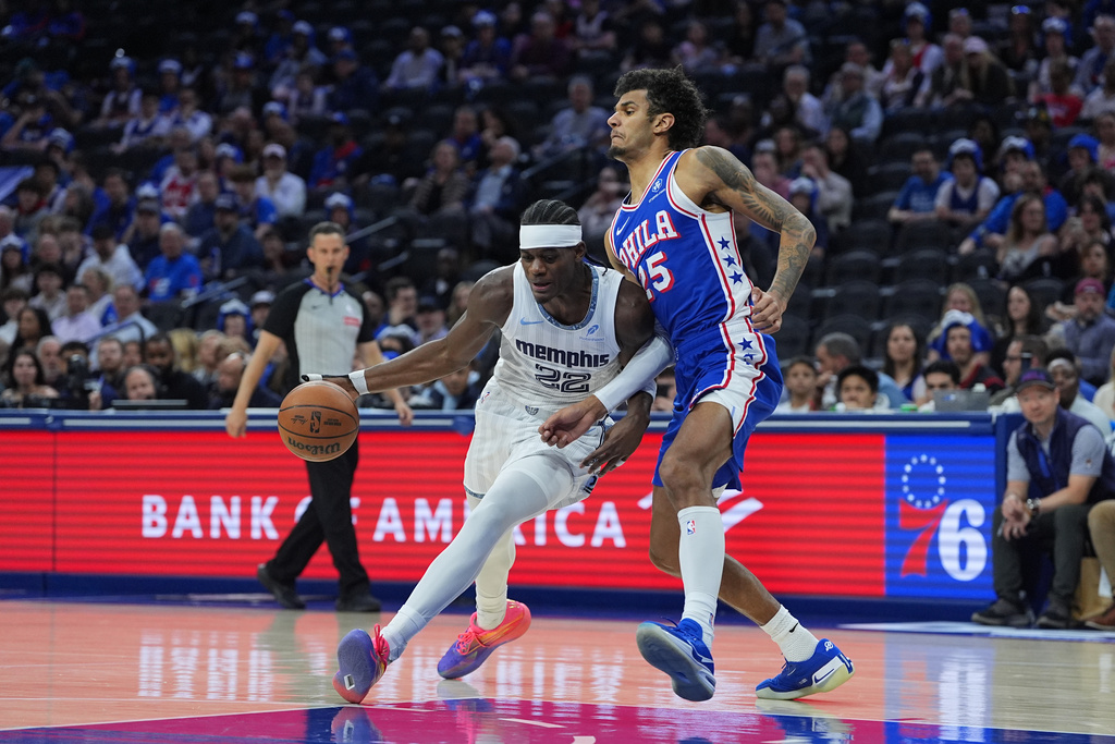 Memphis Grizzlies' Taylor Hendricks, left, tries to get a shot past Philadelphia 76ers' Dominick Barlow during the first half of an NBA basketball game, Tuesday, March 10, 2026, in Philadelphia. (AP Photo/Matt Rourke)