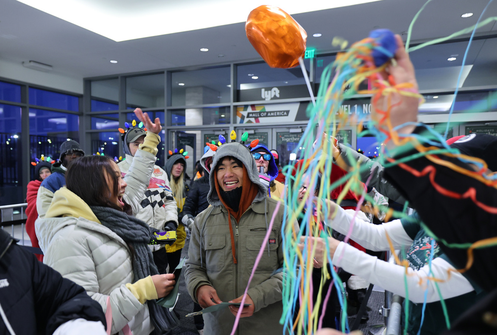 Adam Her wins the $5000 prize as he walks into Mall of America for Black Friday deals, Friday, Nov. 28, 2025, in Bloomington, Minn. (AP Photo/Adam Bettcher)
