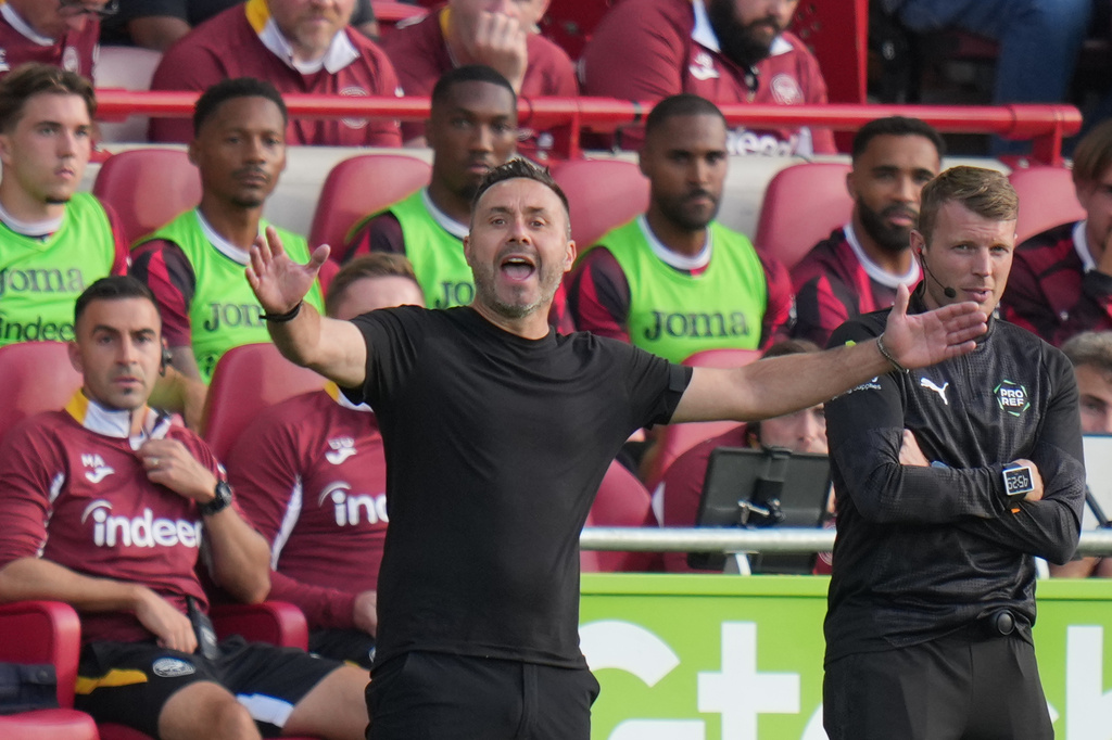Tottenham's head coach Roberto De Zerbi reacts during the English Premier League soccer match between Brentford and Tottenham Hotspur in London, Saturday, Aug. 22, 2026. (AP Photo/Kin Cheung)