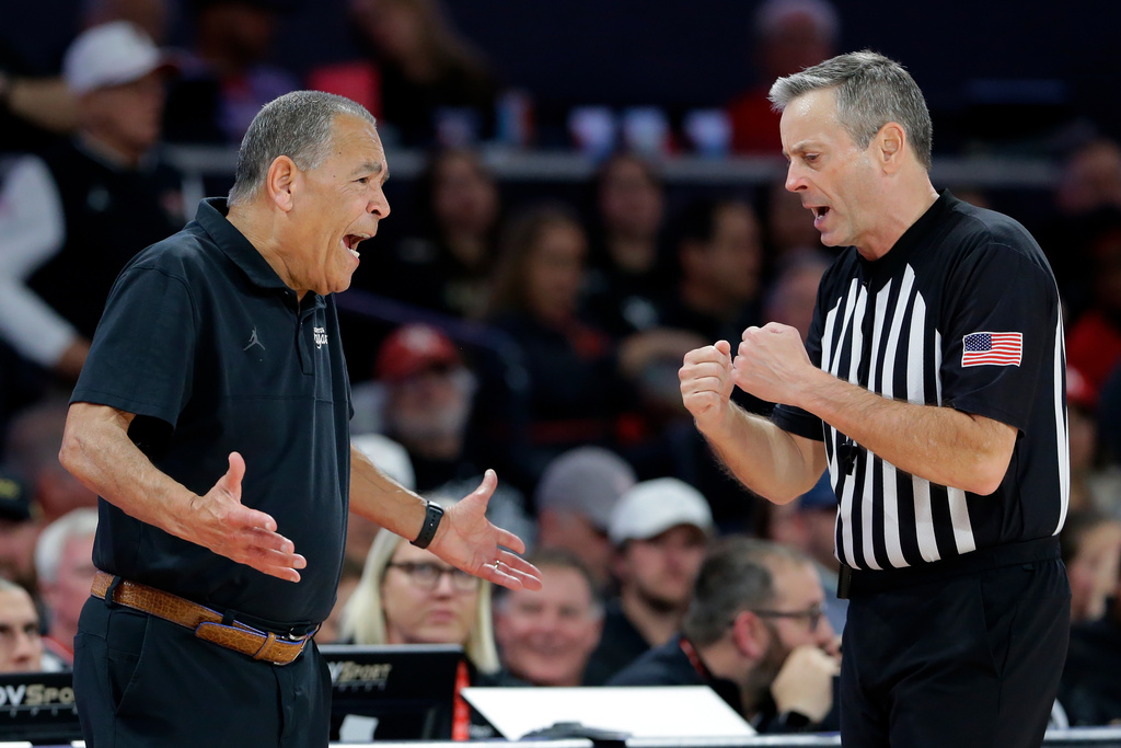 Houston head coach Kelvin Sampson, left, argues a foul call with an official during the second half of an NCAA college basketball game against Arizona State Sunday, Jan. 18, 2026, in Houston. (AP Photo/Michael Wyke)