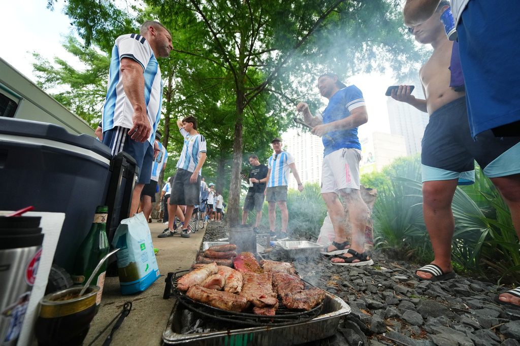 Argentina supporters grill during a rally ahead of their team's World Cup Group J soccer match against Austria, Sunday, June 21, 2026, in Dallas. (AP Photo/Julio Cortez)