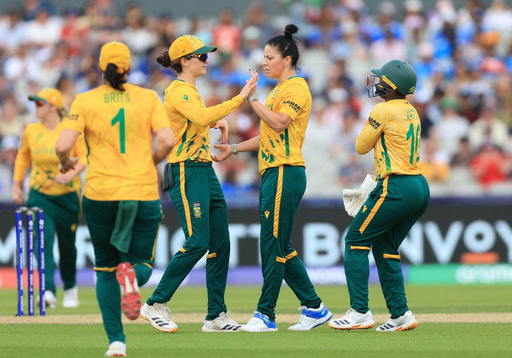 South Africa's Marizanne Kapp (centre right) celebrates taking the wicket of India's Smriti Mandhana during the ICC Women's T20 World Cup match at Emirates Old Trafford, Manchester, England, Sunday June 21, 2026. (Nigel French/PA via AP)