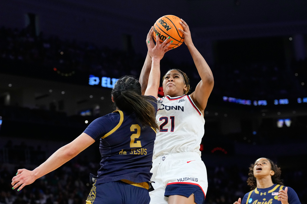 UConn forward Sarah Strong (21) goes up for a basket against Notre Dame guard Vanessa de Jesus (2) during the first half in the Elite Eight of the NCAA college basketball tournament, Sunday, March 29, 2026, in Fort Worth, Texas. (AP Photo/Tony Gutierrez)
