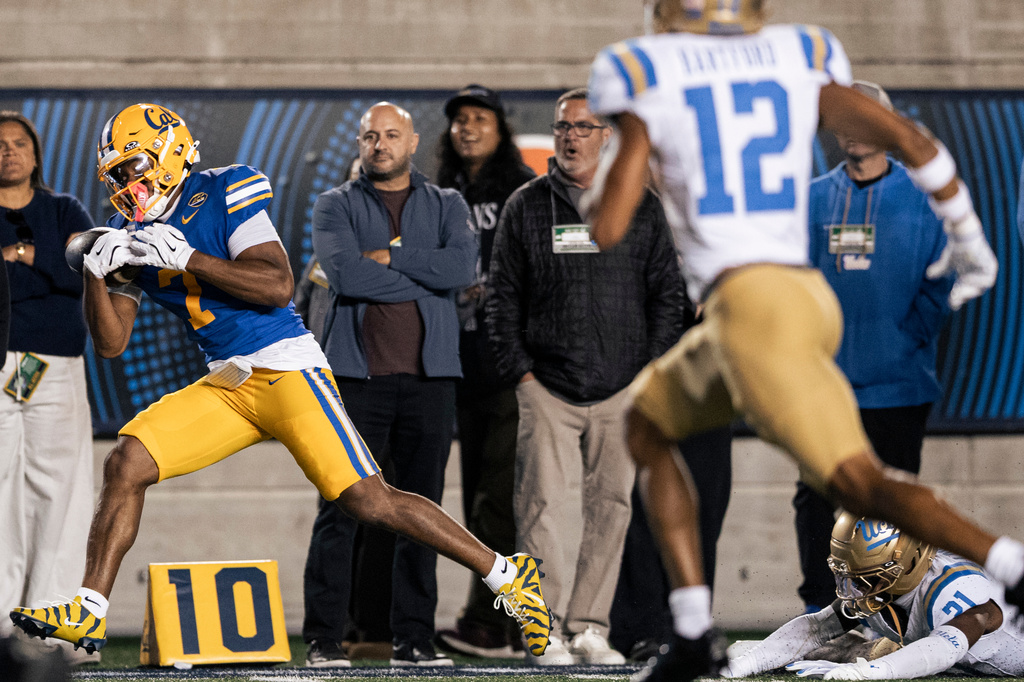 California wide receiver Chase Hendricks (7) makes a catch during the first half of an NCAA football game against UCLA in Berkeley, Calif., on Saturday, Sept. 5, 2026. (Stephen Lam/San Francisco Chronicle via AP)