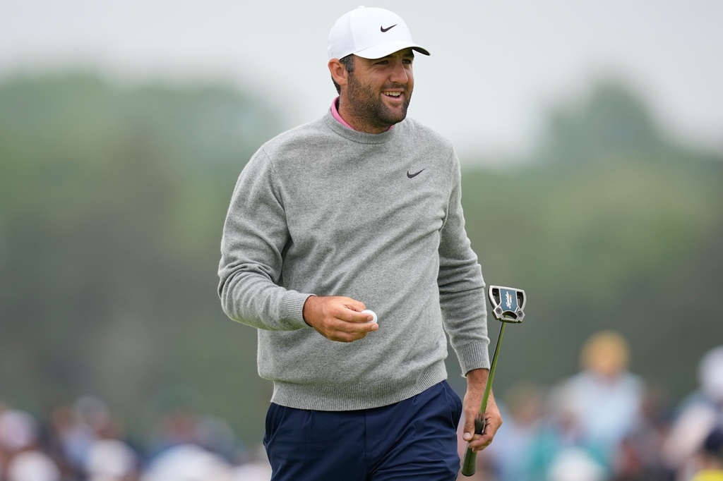 Scottie Scheffler reacts after missing a putt on the fourth hole during the first round of the U.S. Open golf tournament at Shinnecock Hills Golf Club in Southampton, N.Y., Thursday, June 18, 2026.(AP Photo/David J. Phillip)