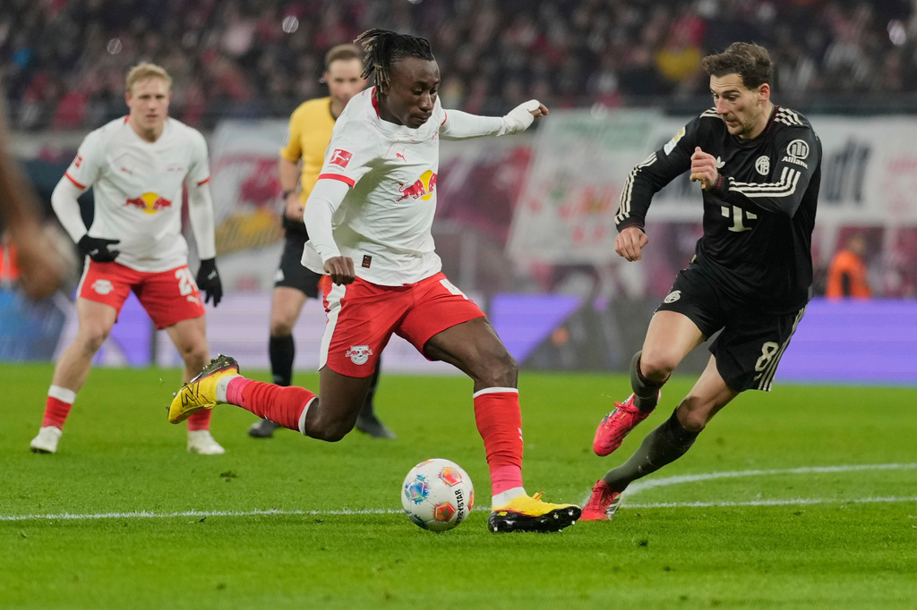FILE - Leipzig's Yan Diomande, centre, and Bayern's Leon Goretzka challenge for the ball during the Bundesliga soccer match between RB Leipzig and FC Bayern Munich in Leipzig, Germany, on Jan. 17, 2026. (AP Photo/Matthias Schrader, File)