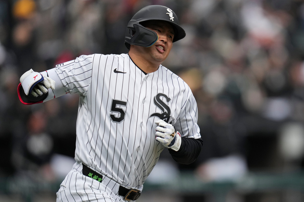 Chicago White Sox's Munetaka Murakami (5) celebrates hitting a two-run home run during the sixth inning of a baseball game against the Toronto Blue Jays, Saturday, April 4, 2026, in Chicago. (AP Photo/Erin Hooley)