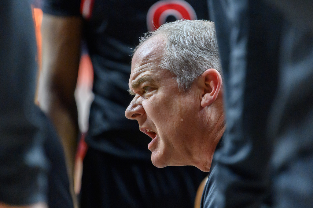 Rutgers head coach Steve Pikiell talks to his team in a huddle during an NCAA college basketball game against Illinois, Thursday, Jan. 8, 2026, in Champaign, Ill. (AP Photo/Craig Pessman)
