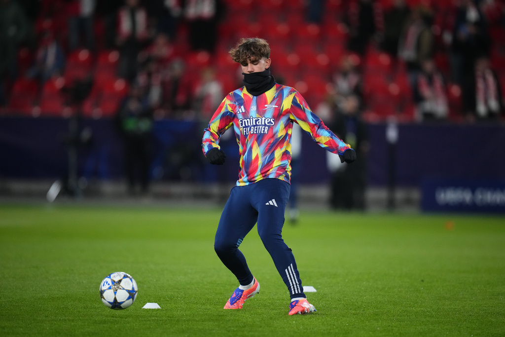 Arsenal's Max Dowman warms up prior to the Champions League opening phase soccer match between Slavia Prague and Arsenal in Prague, Czech Republic, Tuesday, Nov. 4, 2025. (AP Photo/Petr David Josek)