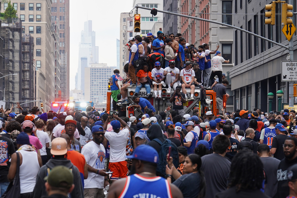 Fans celebrate during the New York Knicks' NBA championship parade Thursday, June 18, 2026, in New York. (AP Photo/Ryan Murphy)