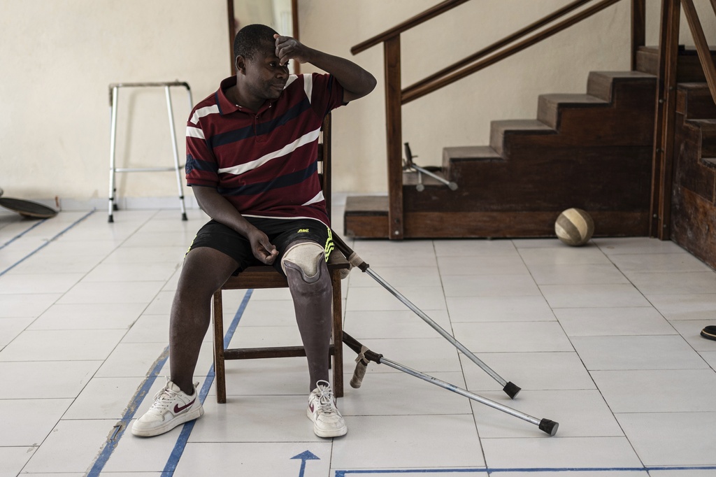 Jerome Jean-Claude Amani, one of many wounded by fighting in the region, tries his prosthetic leg at an orthopedic center run by the Catholic church and supported by Red Cross in Goma, eastern Congo, Friday, Aug. 29, 2025. (AP Photo/Moses Sawasawa)
