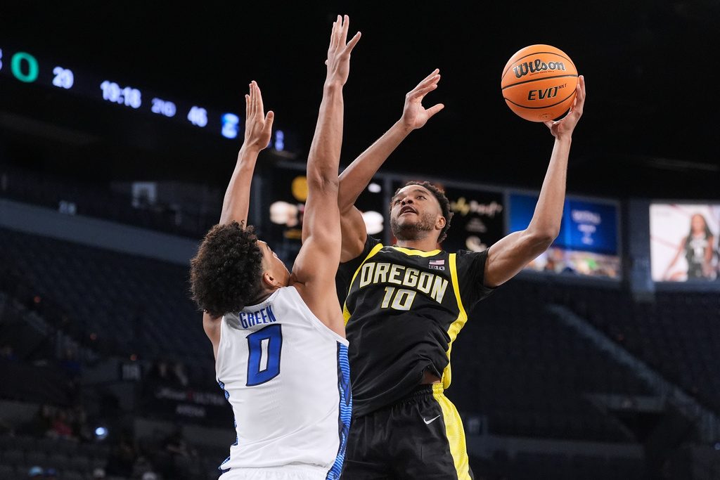 Oregon forward Kwame Evans Jr. (10) shoots over Creighton forward Jasen Green (0) during the second half of an NCAA college basketball game in the Players Era tournament in Las Vegas, Thursday, Nov. 27, 2025. (AP Photo/Eric Gay)