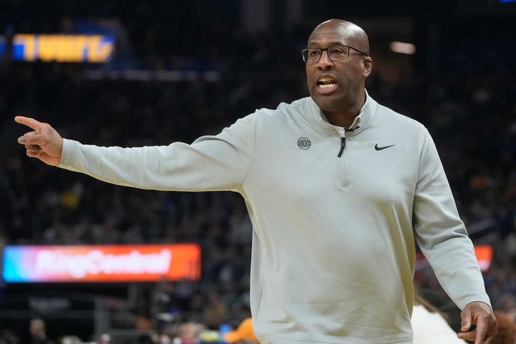 New York Knicks head coach Mike Brown gestures toward an official during the first half of an NBA basketball game against the Golden State Warriors in San Francisco, Thursday, Jan. 15, 2026. (AP Photo/Jeff Chiu)