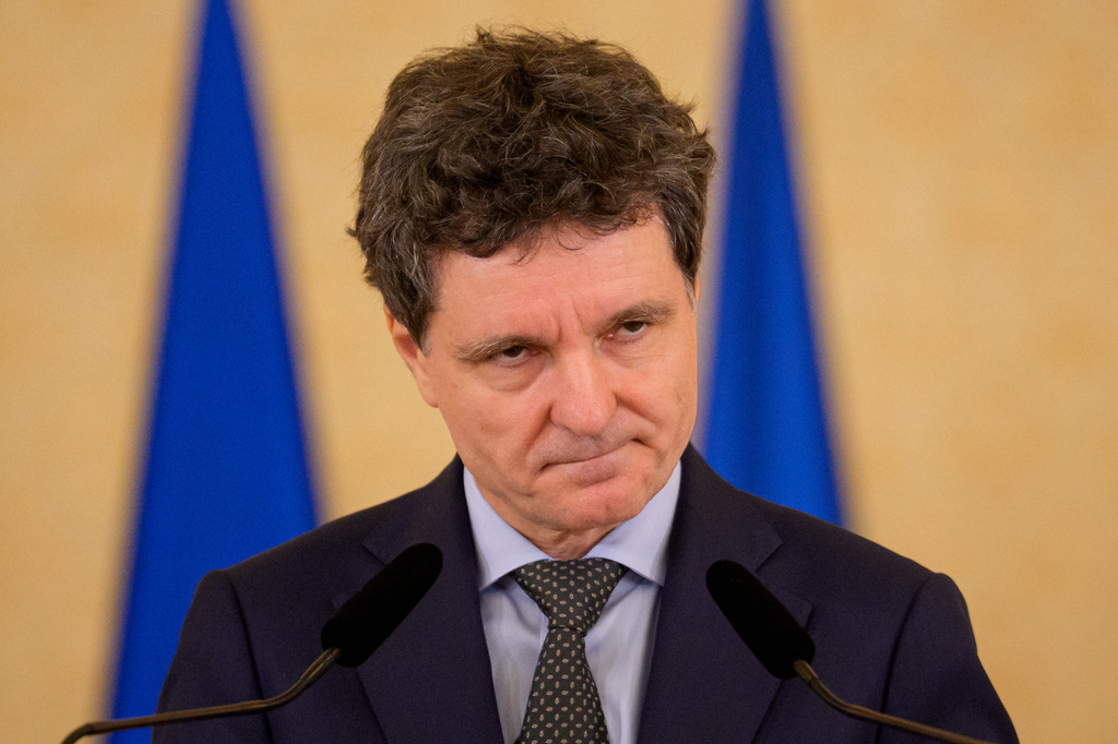 Romanian President Nicusor Dan grimaces while announcing the nomination of European Parliament member Siegfried Muresan as Prime Minister designate in Bucharest, Romania, Thursday, Sept. 17, 2026. (AP Photo/Andreea Alexandru)