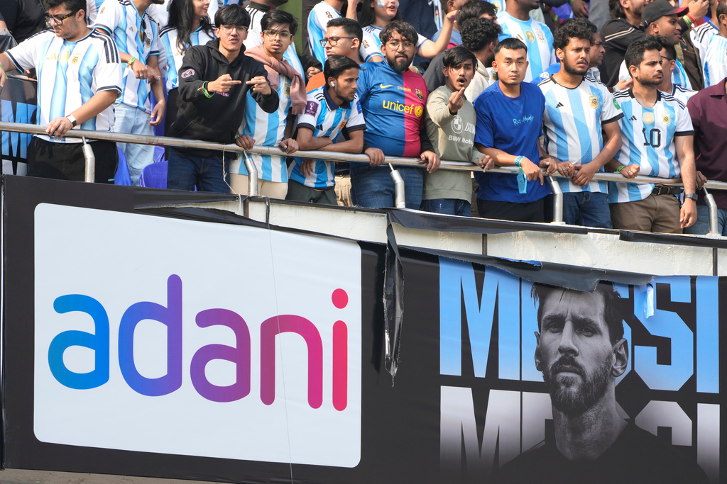 EDS NOTE: OBSCENITY - Indian fans gesture in protest after failing to get a glimpse of Argentine soccer star Lionel Messi at the Salt Lake Stadium, in Kolkata, India, Saturday, Dec. 13, 2025. (AP Photo/Bikas Das)
